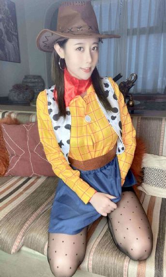 年轻女秘书