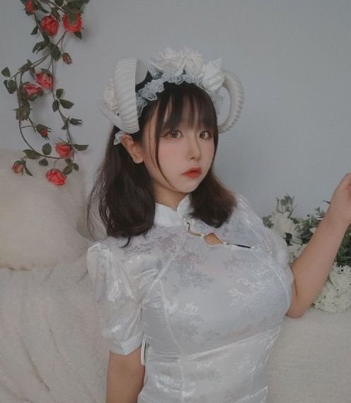 办公室撞击着旗袍美妇的肉体视频